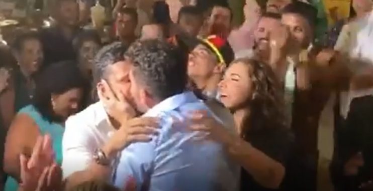 Vídeo: Após pedido de Daniela Mercury, Carlinhos Maia beija marido em público pela primeira vez 10