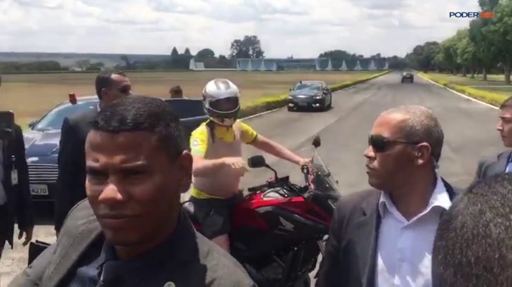 Ciclista pergunta sobre Queiroz a Bolsonaro, que responde: "Tá com sua mãe" 13