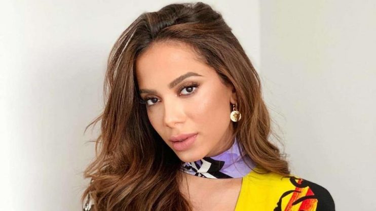Repórter quebra o protocolo e beija Anitta na boca durante entrevista 12