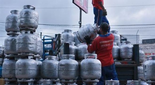 Petrobras aumenta preço do gás de cozinha em 5% nesta sexta (27) 4