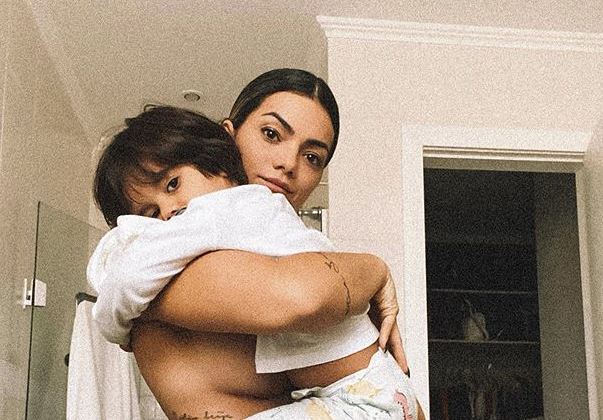 Kelly Key posa nua com filho caçula no colo: “Empoderada nível máximo” 7