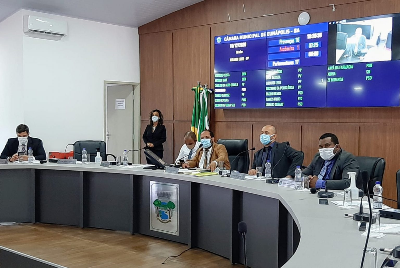 Vereadores aprovam projeto que melhora arrecadação do ISSQN Vereadores aprovam projeto que melhora arrecadação do ISSQN 9