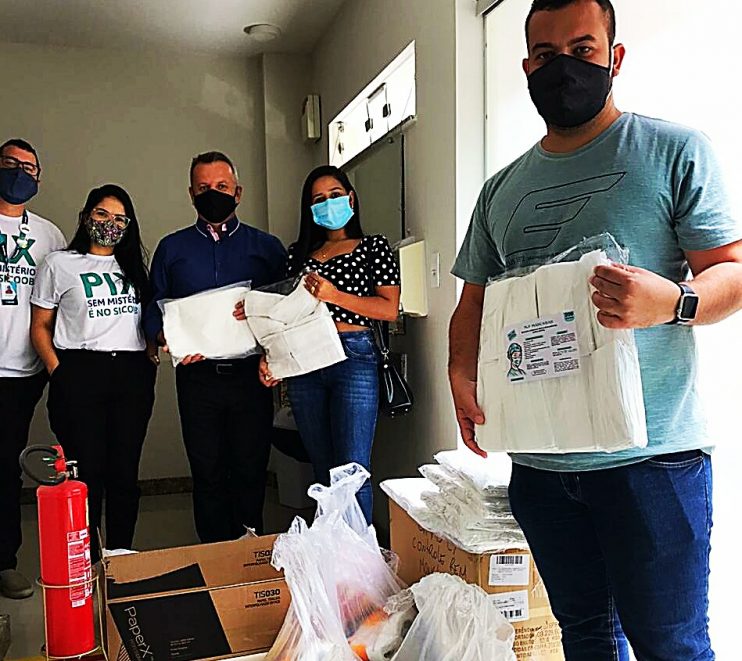 Sicoob/Eunápolis faz doação de 1200 máscaras e 600 aventais para uso dos profissionais de Saúde 6