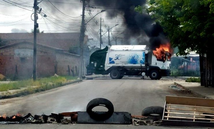 Ataque criminoso: Caminhão do Lixo é incendiado em Eunápolis 4