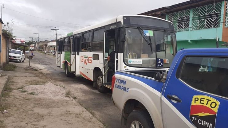 Eunápolis: Bandidos tocam fogo em ônibus no Rosa Neto - Incêndio foi combatido pela população 8