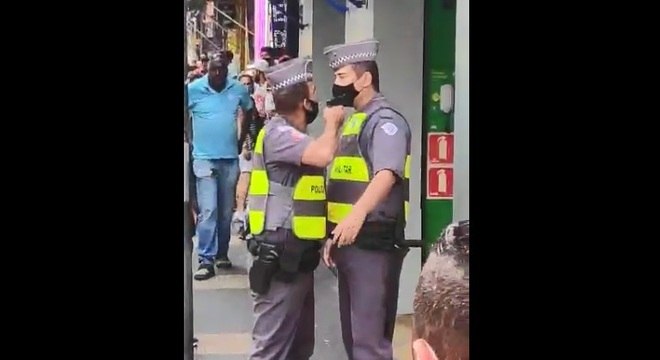 PM aponta arma para o rosto de outro policial no centro de SP 4