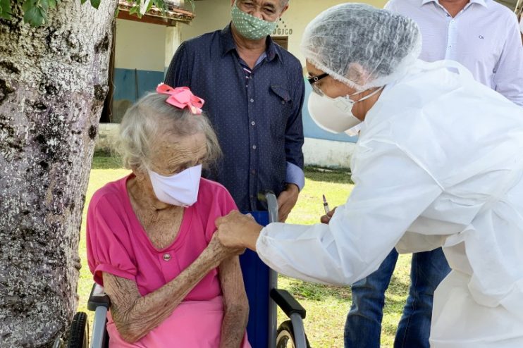 Idosa de 106 anos é a primeira a ser vacinada contra covid-19 em Itabela 11