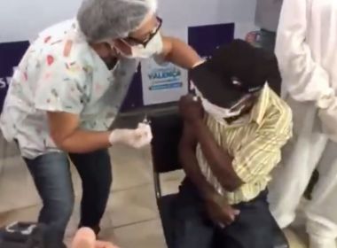 Primeiro vacinado de Valença se assusta com agulhada; veja vídeo 6