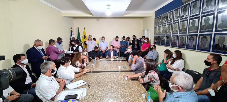 Prefeito Augusto Castro vai à missa e reúne secretariado no primeiro dia útil de governo 7
