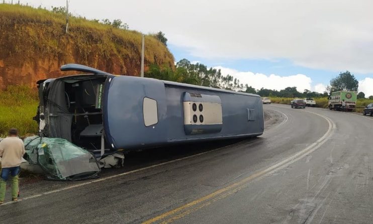 Ônibus tomba em cima de carro; motorista do veículo menor morre 9