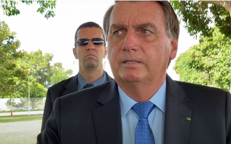 Bolsonaro diz lamentar 'gente passando necessidade', mas mantém fim de auxílio 11