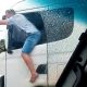 Caminhoneiro é filmado com corpo para fora de veículo com garrafa de bebida na mão enquanto dirige 22