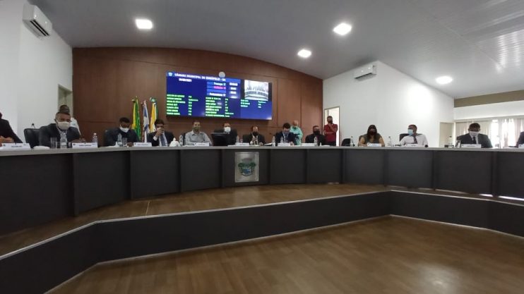 Prefeita de Eunápolis dá boas-vindas aos vereadores, em sessão da Câmara 12