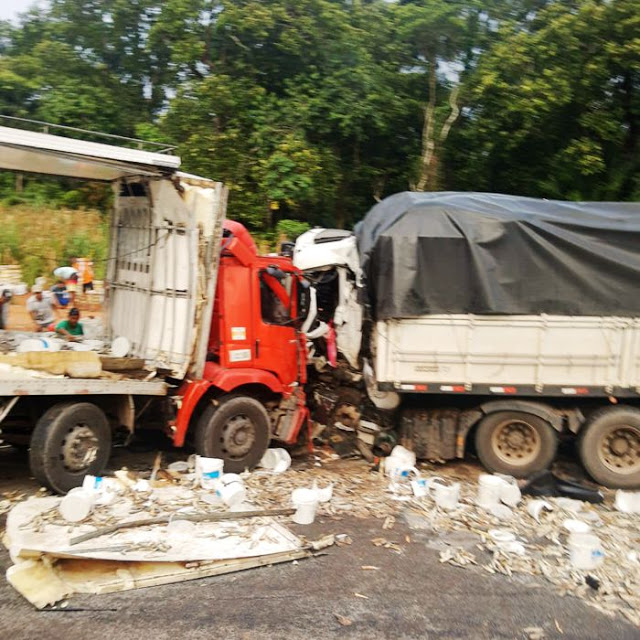 Itabela – Colisão frontal entre 2 caminhões deixa um morto e outro gravemente ferido 4