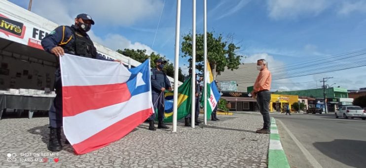 Hasteados símbolos patrióticos na Praça da Bandeira, em Eunápolis 4