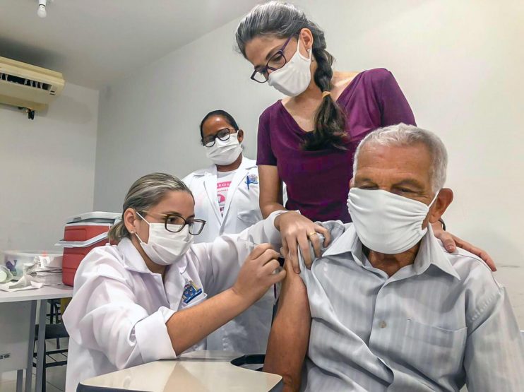Vacinação contra Covid-19 para Idosos acima de 90 Anos é iniciada na Terra Mãe Brasil 8