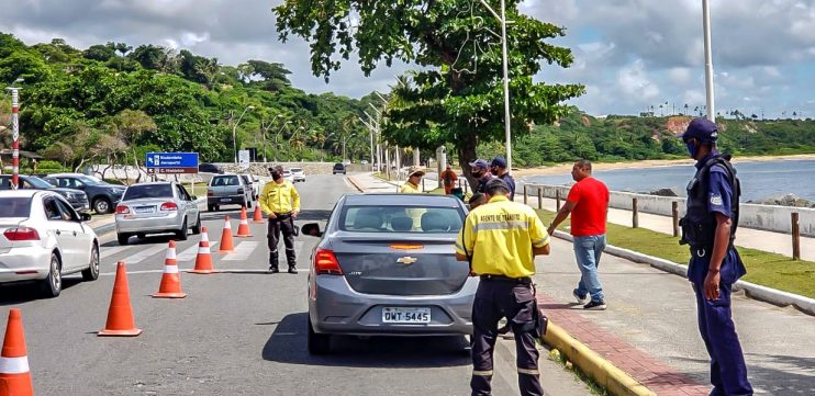 Porto Seguro: Blitz coíbe uso de luminosos em veículos de aplicativos 4