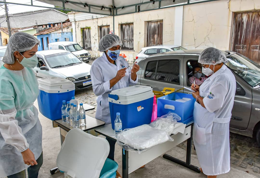 A Prefeitura de Porto Seguro, através da Secretaria de Saúde montou uma estratégia para vacinar idosos acima de 80 anos no sistema drive thru para evitar aglomeração e garantir a imunização de todos. 8