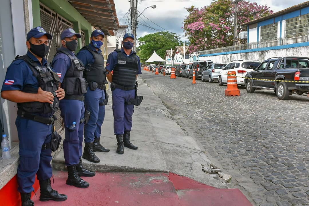 A Prefeitura de Porto Seguro, através da Secretaria de Saúde montou uma estratégia para vacinar idosos acima de 80 anos no sistema drive thru para evitar aglomeração e garantir a imunização de todos. 7