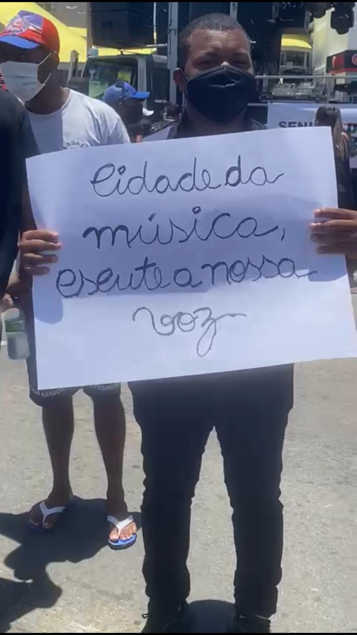 Manifestação é realizada por profissionais do entretenimento de Salvador, que estão sem trabalhar desde o início da pandemia. 14