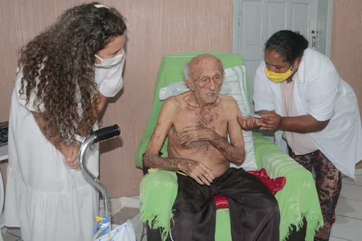 Policlínica Regional, Centro de Controle de Zoonoses e equipes volantes seguem vacinando pessoas acima de 90 anos contra a Covid-19, em Eunápolis 9