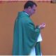 VÍDEO: Bala perfura teto de igreja e cai aos pés do padre durante celebração de missa em Vitória 28