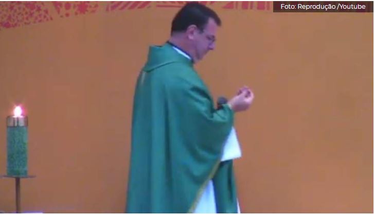 VÍDEO: Bala perfura teto de igreja e cai aos pés do padre durante celebração de missa em Vitória 5