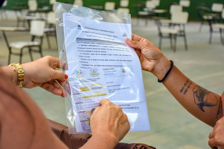 Porto Seguro: Educadores entregam kits escolares para pais e responsáveis 5