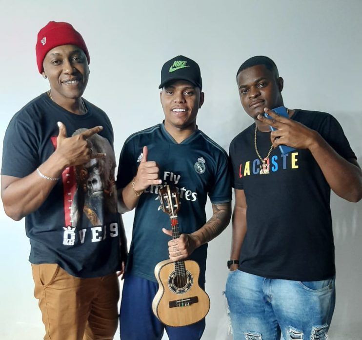 Sensação entre os virais da internet, DJ 2L da Rocinha e MC Frog se unem e lançam mais um hit. 8
