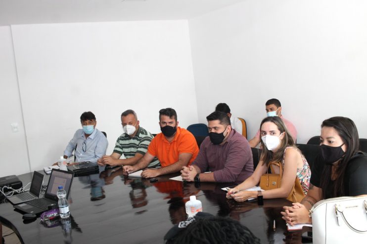 Reunião discute organização de associação de catadores de materiais recicláveis, em Eunápolis 4