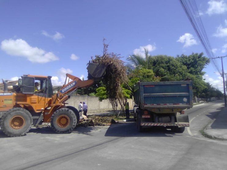 Eunápolis promove remoção de entulho e limpeza nos bairros Antares, Dinah Borges, Paquetá e Sapucaeira 8