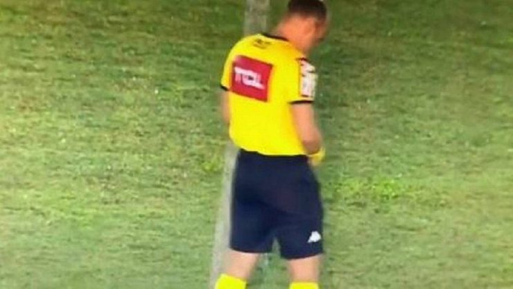 Árbitro faz xixi no campo e vídeo viraliza nas redes sociais; assista 9