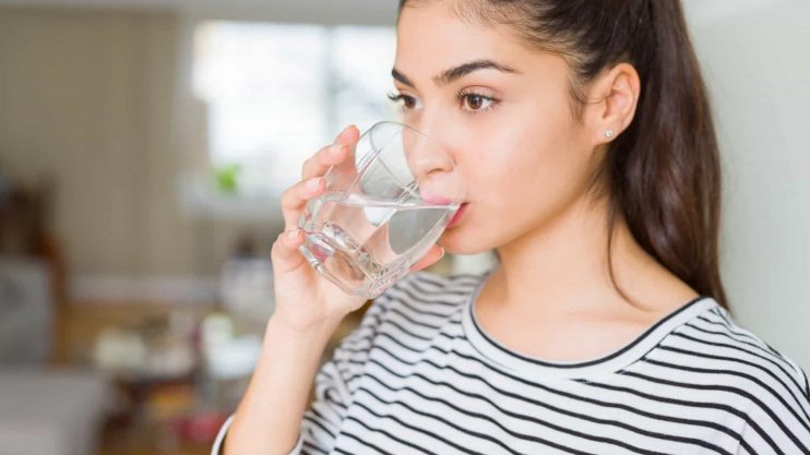 Começar o dia com um copo de água faz bem à saúde. Verdade ou mito? 110