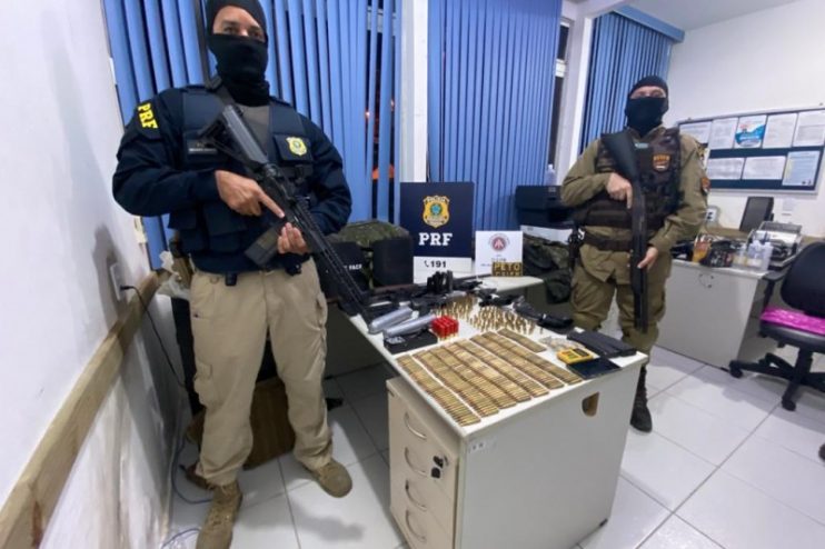 Suspeitos de assalto a banco são presos com arsenal bélico em Itabela 12