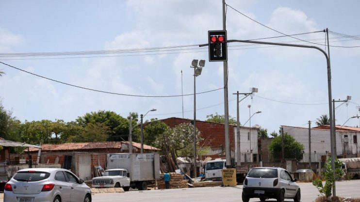 Nova lei de trânsito permite motoristas atravessarem o sinal vermelho; veja quando é possível 7