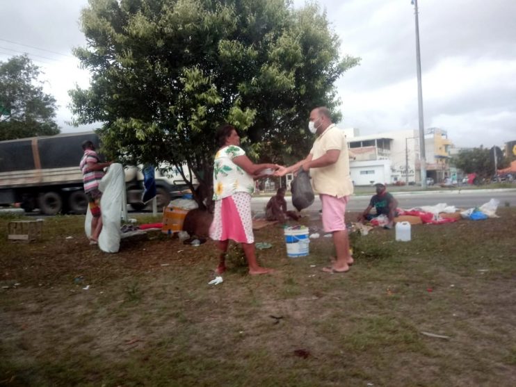 Vereador Adriano Cardoso é flagrado distribuindo marmitas a moradores de rua 4