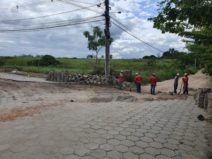 Prefeitura de Eunápolis recupera pavimentação no bairro Colonial. 112