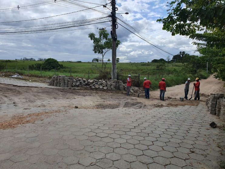 Prefeitura de Eunápolis recupera pavimentação no bairro Colonial. 9