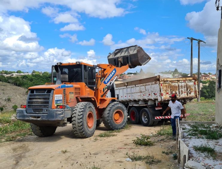 Prefeitura de Eunápolis realiza operação de limpeza do Mutirão ‘Bota-Fora’, no bairro Dinah Borges 4