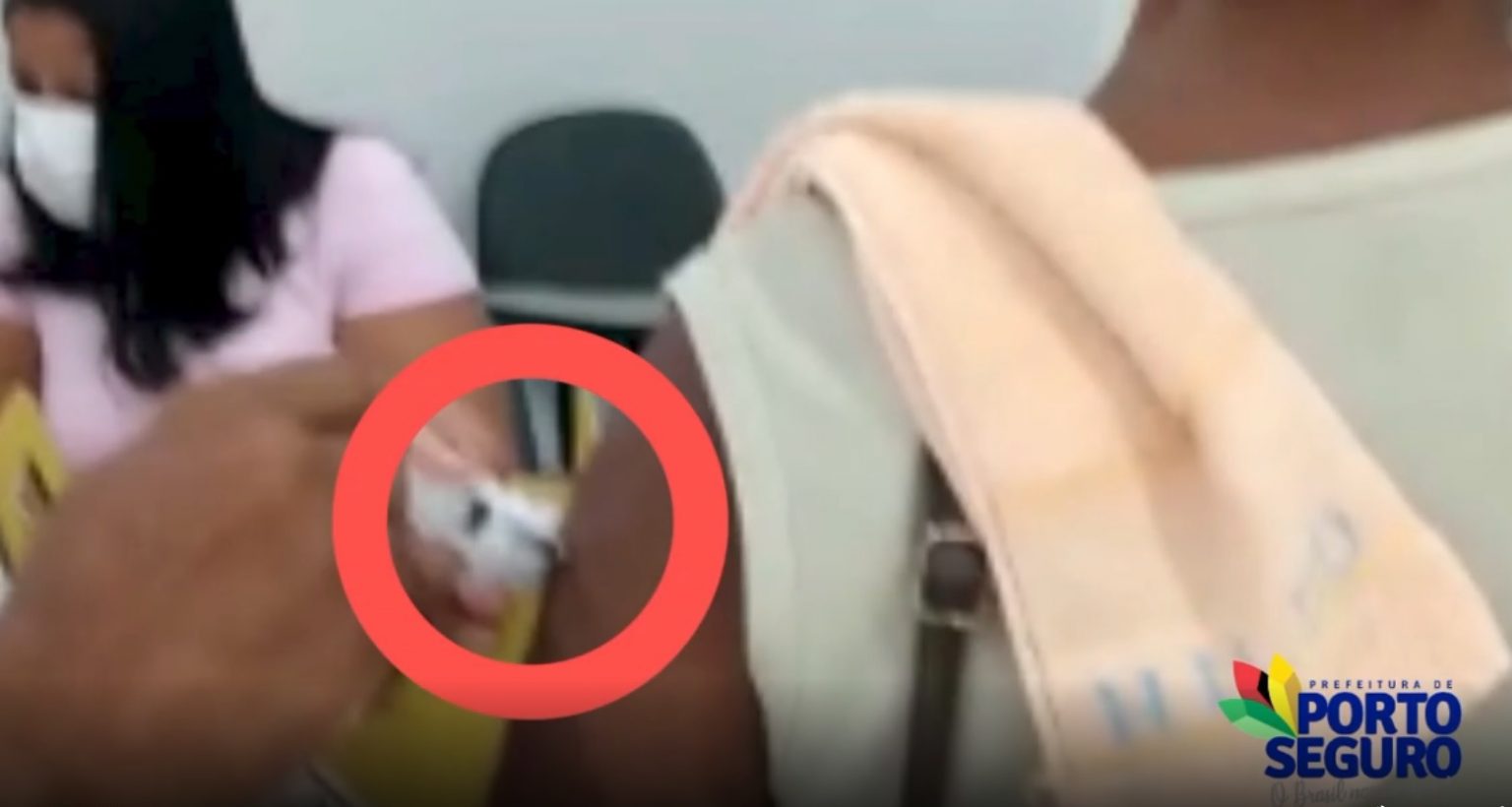 PORTO SEGURO: TÉCNICO FINGE APLICAR VACINA E É DEMITIDO PORTO SEGURO: TÉCNICO FINGE APLICAR VACINA E É DEMITIDO 7