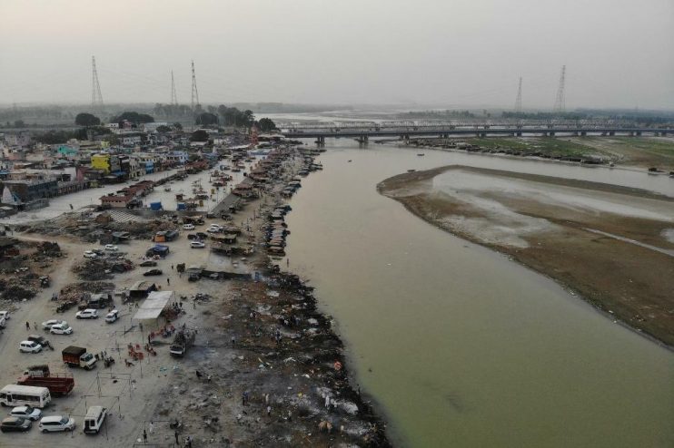 Dezenas de corpos de vítimas da Covid são jogados em rio na Índia após colapso 5