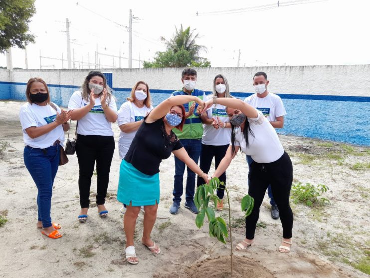 Eunápolis inicia plantio de mudas de árvores em escolas da rede municipal de ensino 112