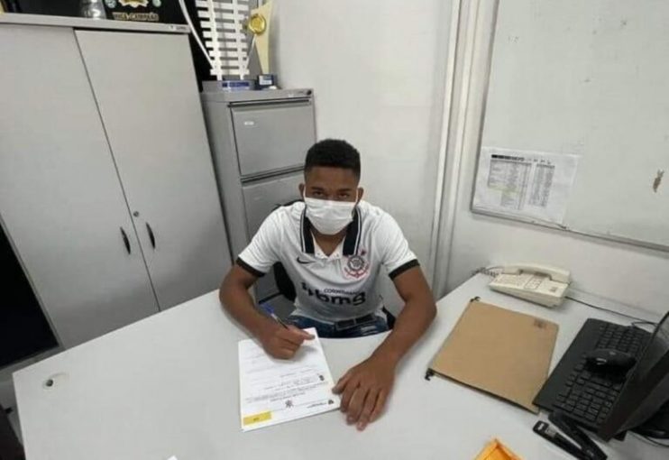 URUÇUCA: JOVEM DO PROJETO PÉ NA BOLA ASSINA CONTRATO DE FORMAÇÃO COM CORINTHIANS 10