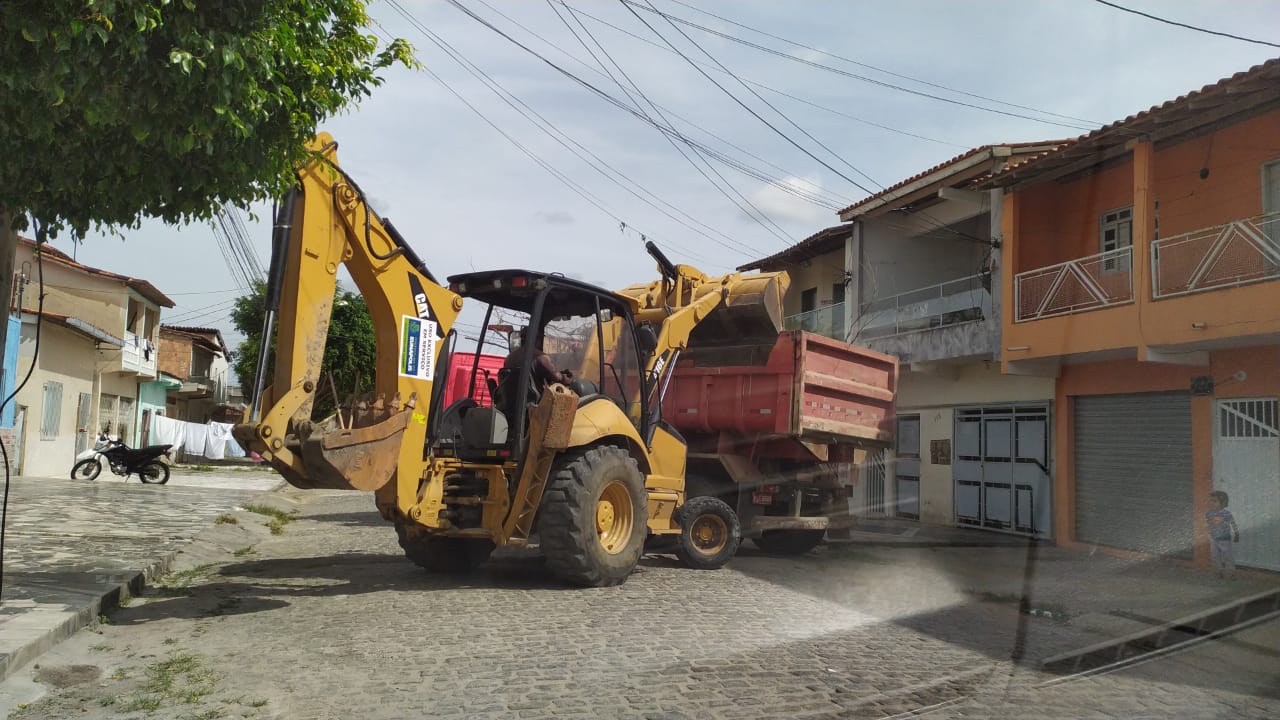 Operação de limpeza ‘Bota-Fora’ chega ao bairro Pequi 6