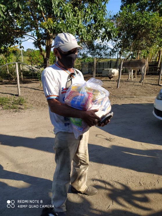 Prefeitura de Eunápolis entregou cestas básicas aos catadores 109