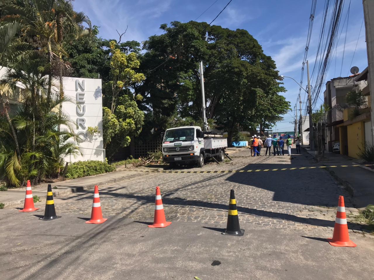 Prefeitura faz poda especial em árvores nas imediações do Hospital de Covid 27