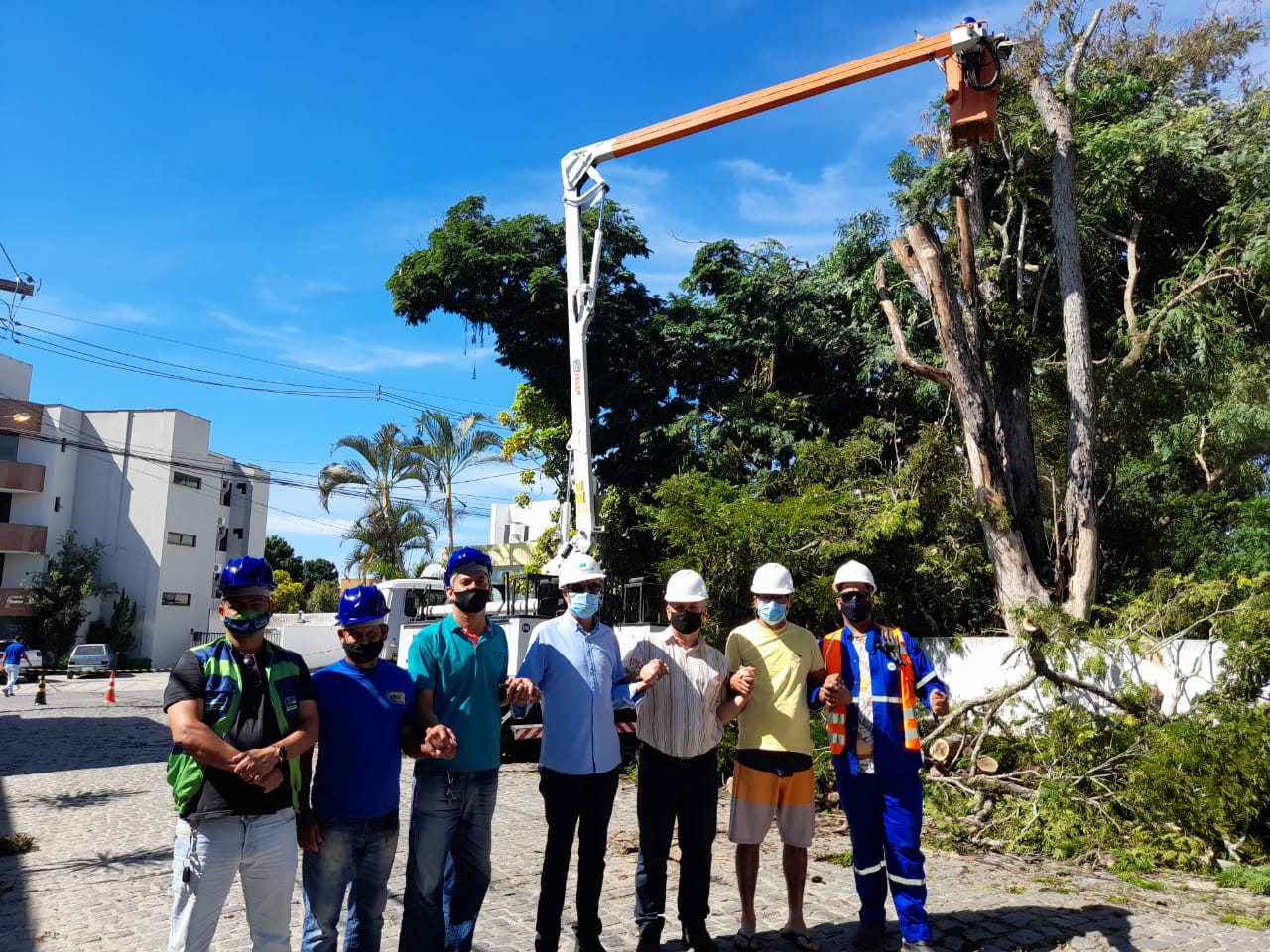 Prefeitura faz poda especial em árvores nas imediações do Hospital de Covid 7