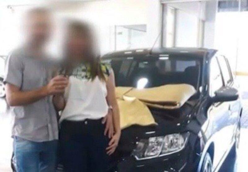 VÍDEO: Homem flagra esposa com amante, perdoa traição e a presenteia com carro novo 2