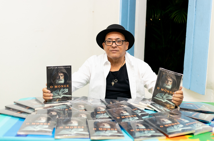 Emoção marca lançamento presencial do livro O Monge em Trancoso 11