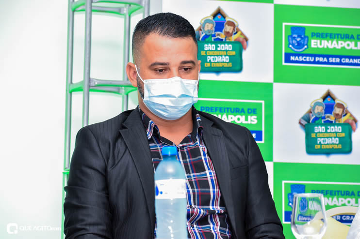 Prefeita Cordélia anuncia durante coletiva de imprensa, a Live São João se Encontra com Pedrão em Eunápolis 54